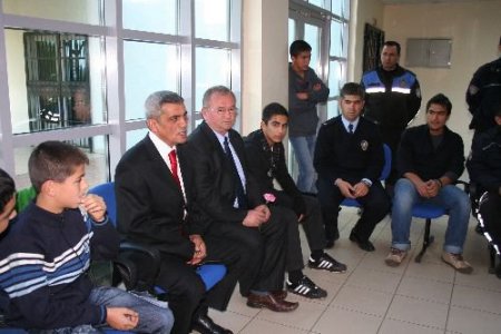 Polislerden Huzurevi Ve Yetiştirme Yurduna Bayram Ziyareti