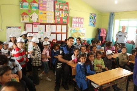 Polislerden öğrencilere yardım