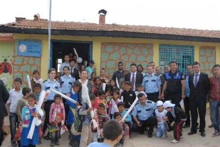 Polislerden öğrencilere yardım