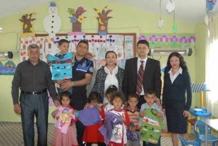 Polislerden öğrencilere yardım