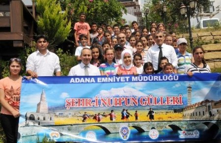 Polislerin evlerinde misafir edilen Şırnaklı öğrenciler valiyle biraraya geldi