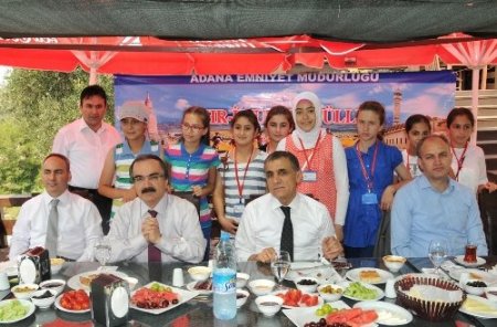 Polislerin evlerinde misafir edilen Şırnaklı öğrenciler valiyle biraraya geldi