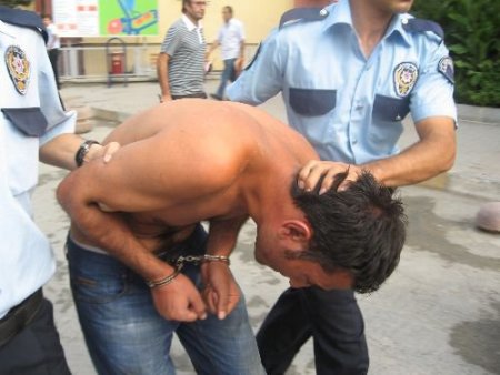 Polislerin Kaldığı Eve Giren Hırsız, İki Polisi Yaraladı