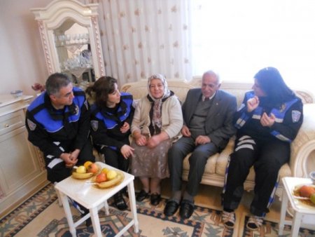 Polislerin ziyareti emekli öğretmeni duygulandırdı