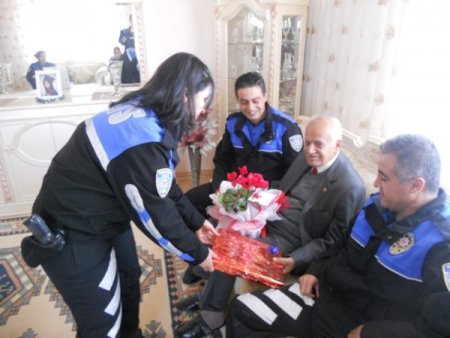 Polislerin ziyareti emekli öğretmeni duygulandırdı