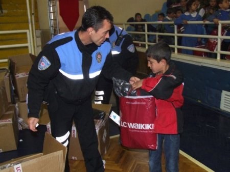 Polisten 243 Öğrenciye Giyisi Yardımı