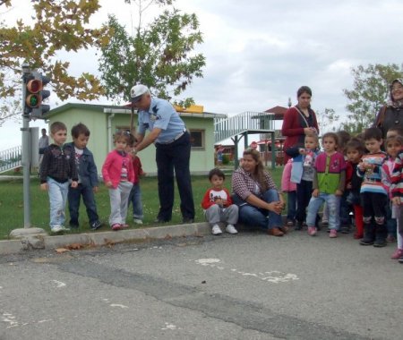 Polisten anaokulu öğrencilerine uygulamalı trafik eğitimi