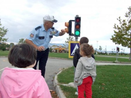 Polisten anaokulu öğrencilerine uygulamalı trafik eğitimi