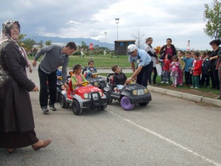 Polisten anaokulu öğrencilerine uygulamalı trafik eğitimi