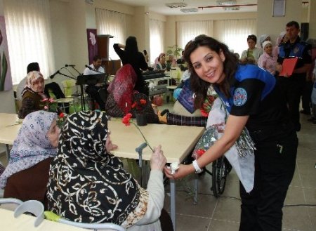 Polisten anlamlı ziyaret