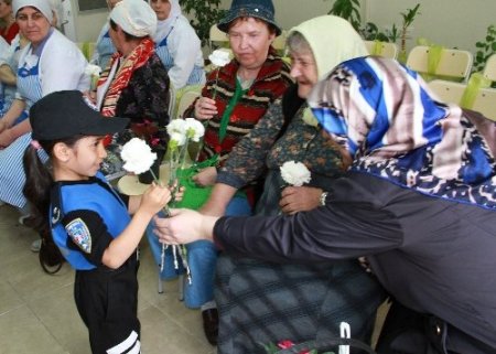 Polisten anlamlı ziyaret