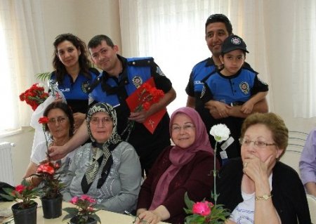 Polisten anlamlı ziyaret