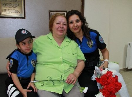 Polisten anlamlı ziyaret