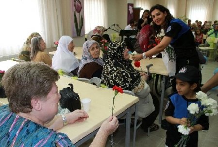 Polisten anlamlı ziyaret