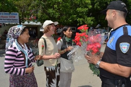 Polisten Anneler Günü etkinliği