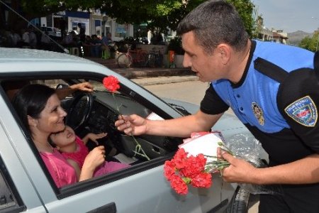 Polisten Anneler Günü etkinliği