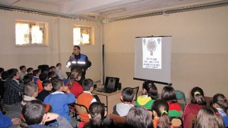 Polisten İlköğretim Öğrencilerine Öğüt