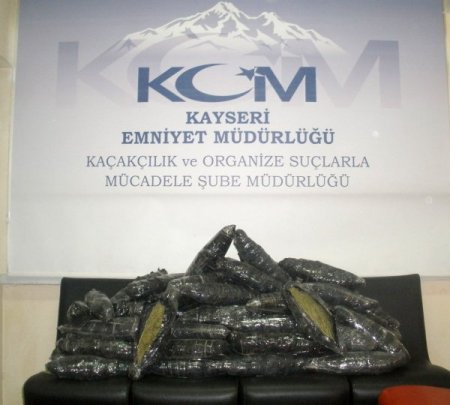 Polisten kaçak cep telefonu operasyonu