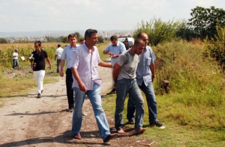 Polisten kaçan esrar satıcıları mısır tarlasında yakalandı