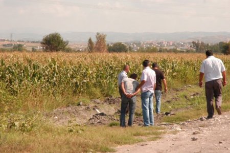 Polisten kaçan esrar satıcıları mısır tarlasında yakalandı