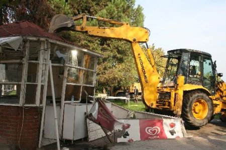 Polisten Kaçan Silahlı Şahıs Girdiği Okulda Öğrencilere Korku Dolu Anlar Yaşattı