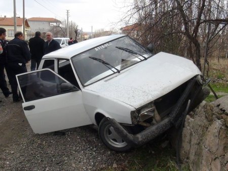 Polisten kaçan sürücüyü duvar durdurdu