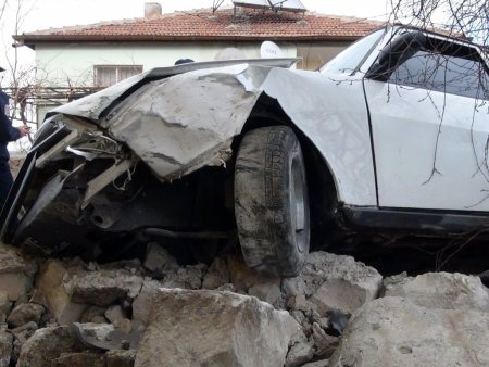 Polisten kaçan sürücüyü duvar durdurdu