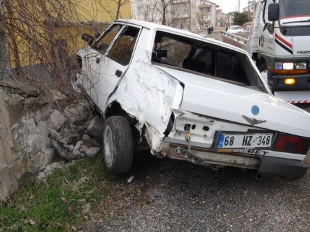 Polisten kaçan sürücüyü duvar durdurdu