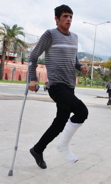 Polisten kaçarken bacağı kırılan hırsızlık zanlısı tutuklandı