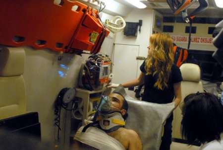 Polisten Kaçmaya Çalışan Şüpheliler Araçlarıyal Metro Durağına Çarptı