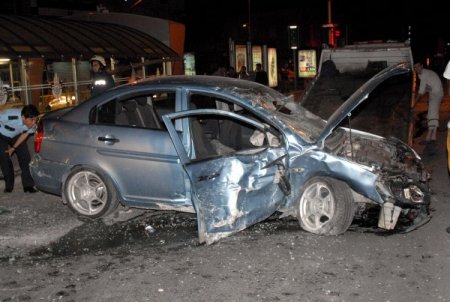 Polisten Kaçmaya Çalışan Şüpheliler Araçlarıyal Metro Durağına Çarptı