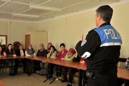 Polisten Kadınlarına Kapkaç Dersi: Çantanızı Koltuk Altında Saklayın