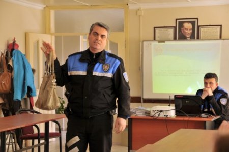 Polisten Kadınlarına Kapkaç Dersi: Çantanızı Koltuk Altında Saklayın