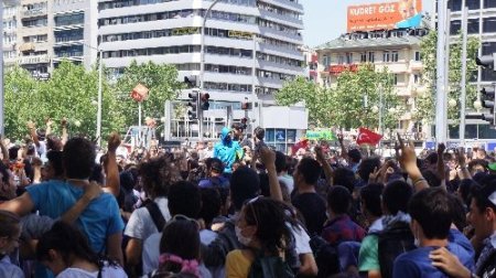 Polisten liselilere 'Lütfen okulunuza dönün' çağrısı