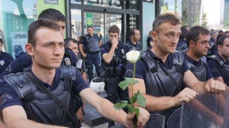 Polisten liselilere 'Lütfen okulunuza dönün' çağrısı