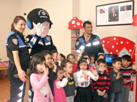 Polisten miniklere trafik eğitimi