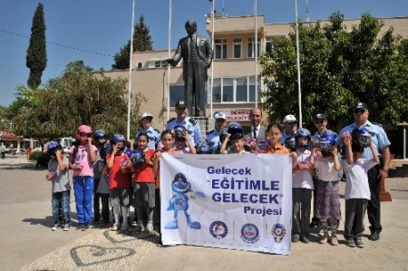 Polisten öğrencilere Antalya gezisi