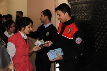 Polisten öğrencilere eğitim amaçlı seminer