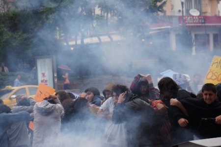 Polisten öğrencilere gazlı müdahale