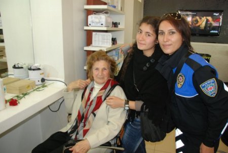 Polisten örnek davranış: Dede, Nine, Torun Buluşması