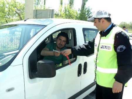 Polisten sürücülere şeker ve kurdele