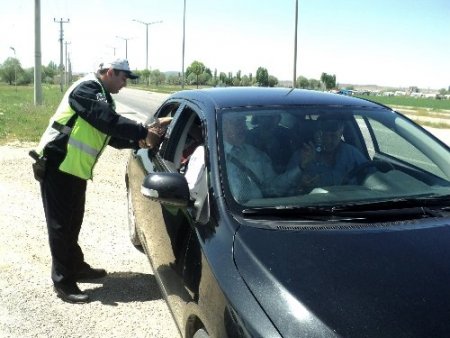 Polisten sürücülere şeker ve kurdele