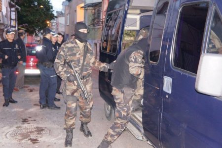 Polisten uyuşturcu tacirlerine şafak baskını