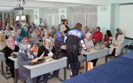 Polisten velilere 'Aile İçi İletişim' semineri