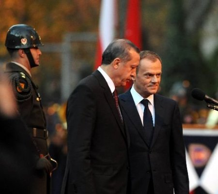 Polonya Başbakanı Tusk, Resmi Törenle Karşılandı