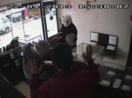 Pompalı tüfek ve kar maskeli soygun saniye saniye kaydedildi