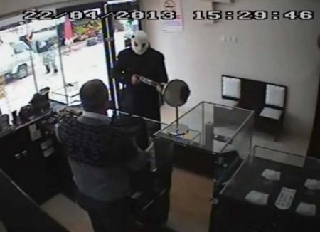 Pompalı tüfek ve kar maskeli soygun saniye saniye kaydedildi