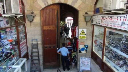 Pompalı tüfekle kalabalığın arasına daldı