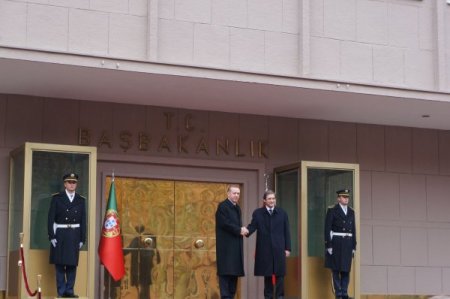 Portekiz Başbakanı Coelho'ya yağmurlu karşılama