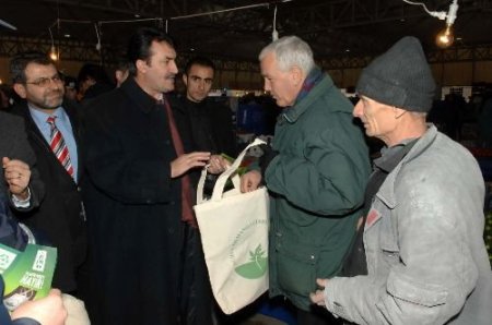 Poşet Kullanımını Durdurmak İçin Pazarda Vatandaşa Bez Torba Dağıtıldı
